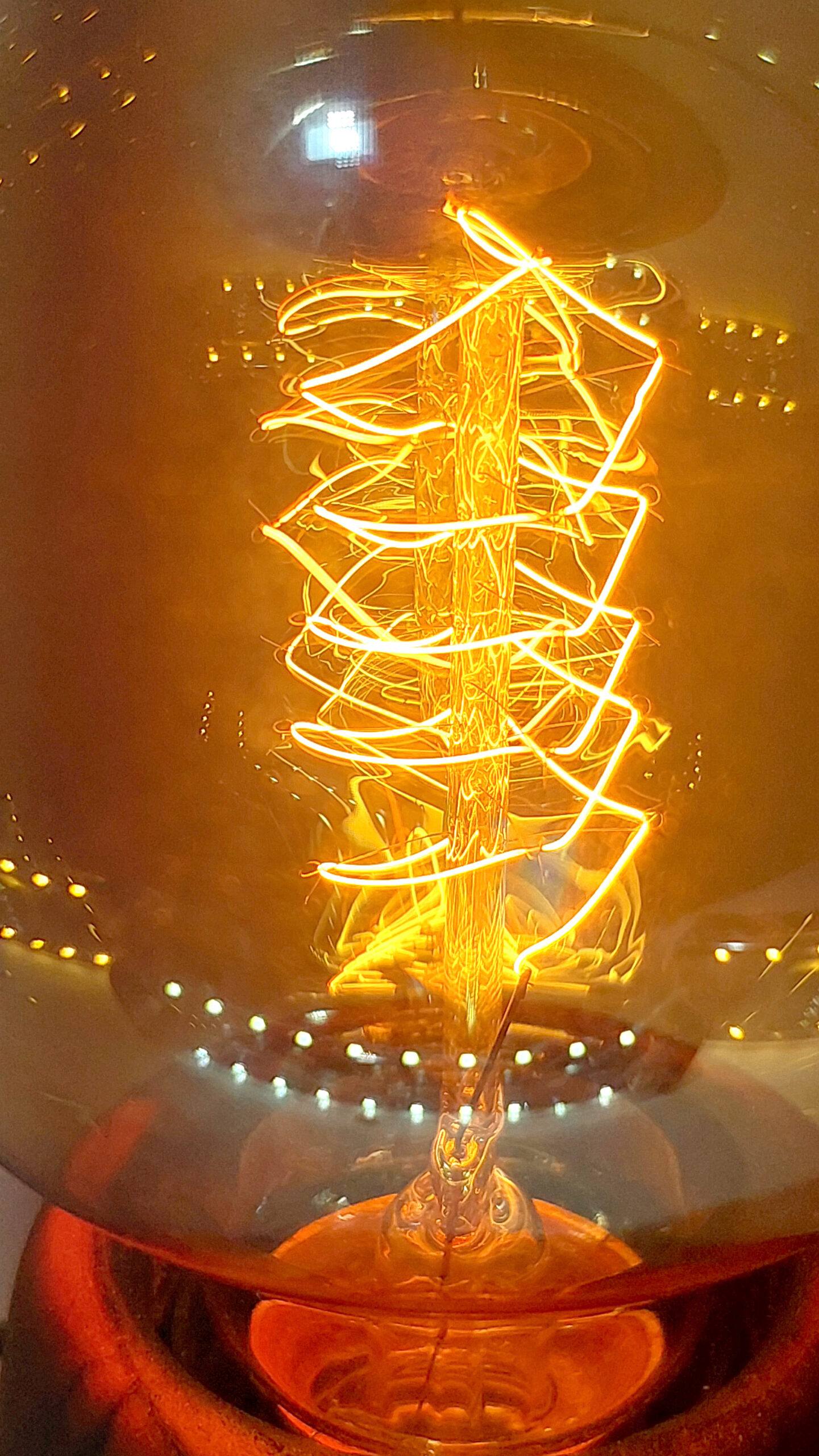 Лампа Едісона горить