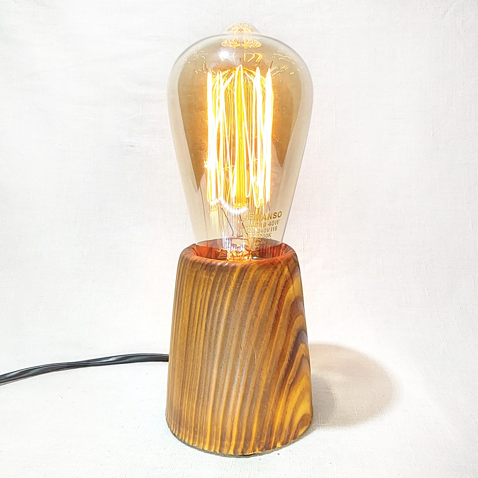 Настільний світильник з напівтемної сосни