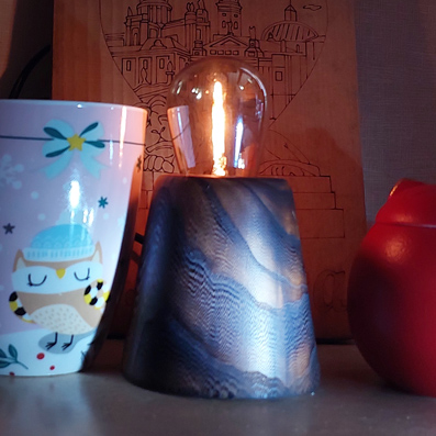 Світильник ручної роботи з темного ясеня та LED-лампою Едісона ST45G