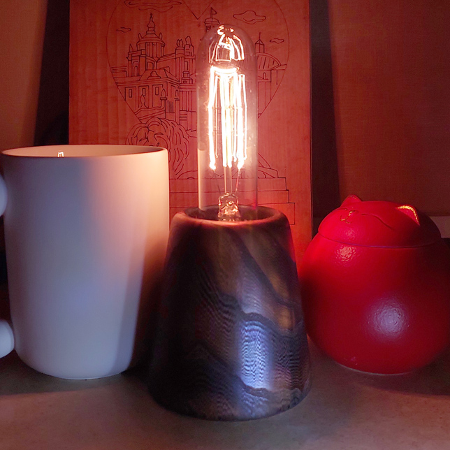 Світильник ручної роботи з темного ясеня та лампою Едісона T10