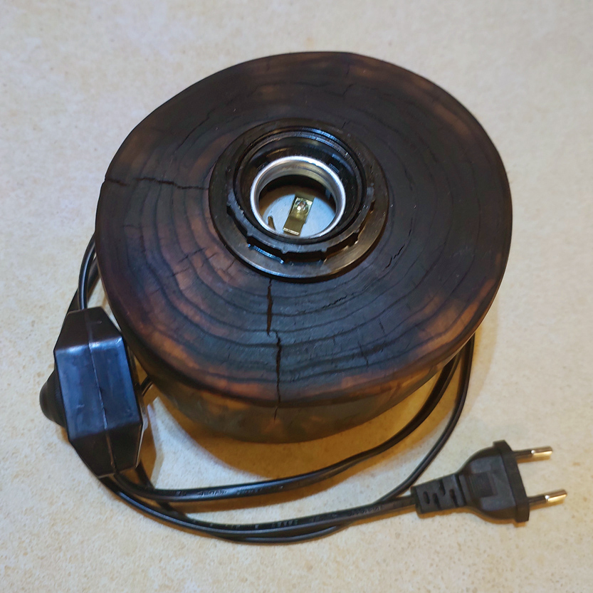 Світильник з темного ясеня ручної роботи, вигляд зверху