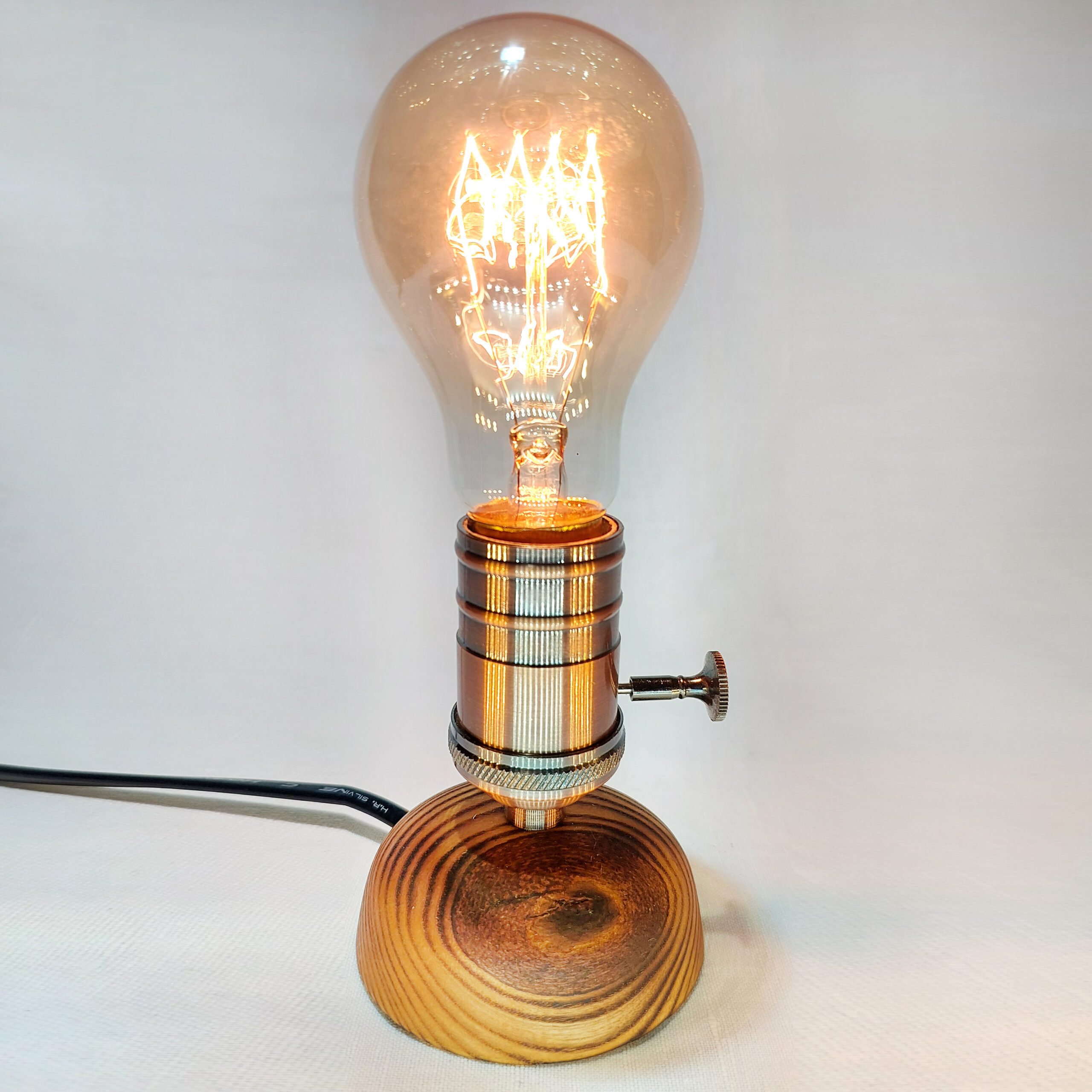 Світильник з лампою А19