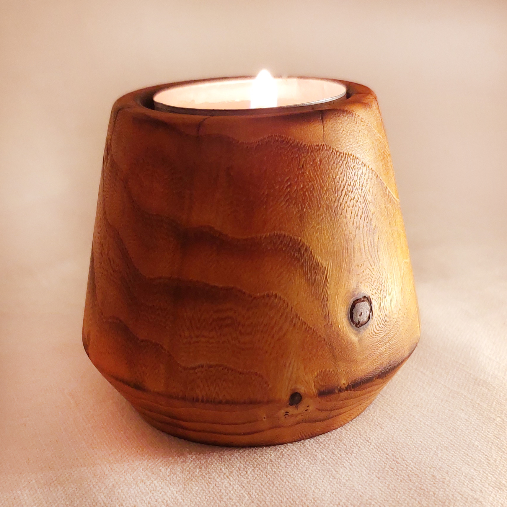 Чайна свічка у підсвічнику