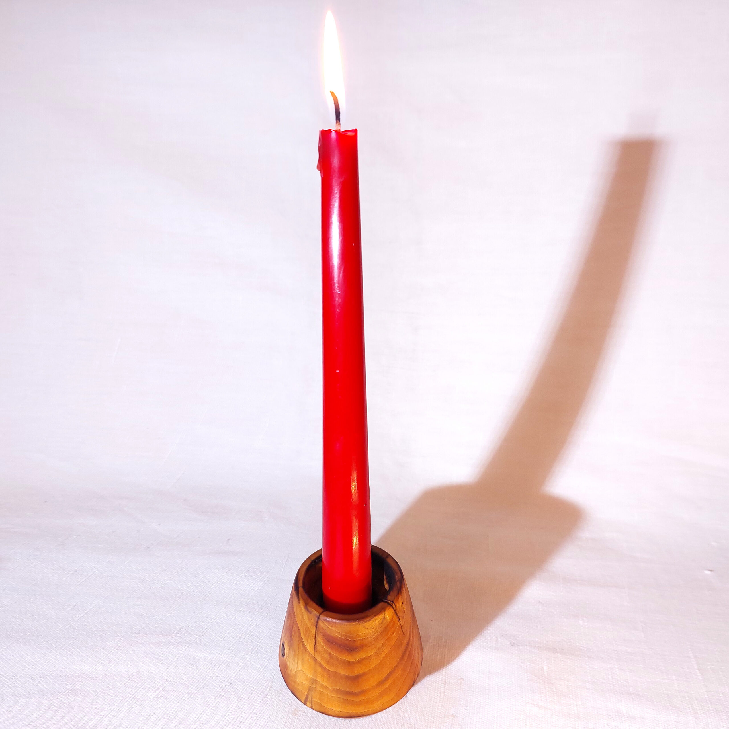 Класична свічка в підсвічнику